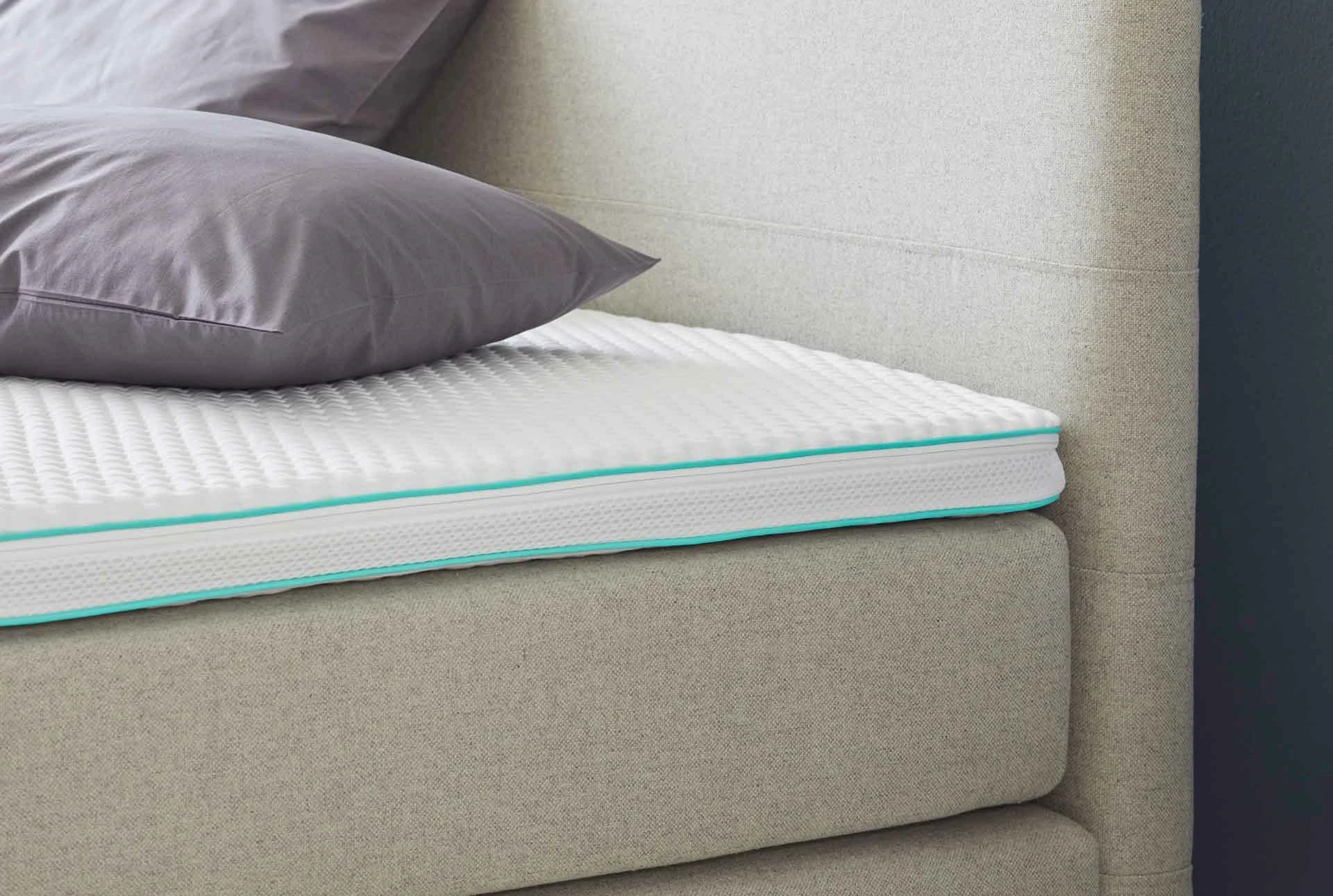 Isabelle by Bico Boxspringtopper Deluxe Ausschnitt Boxspringbett mit Topper und Zierkissen Detail Keder