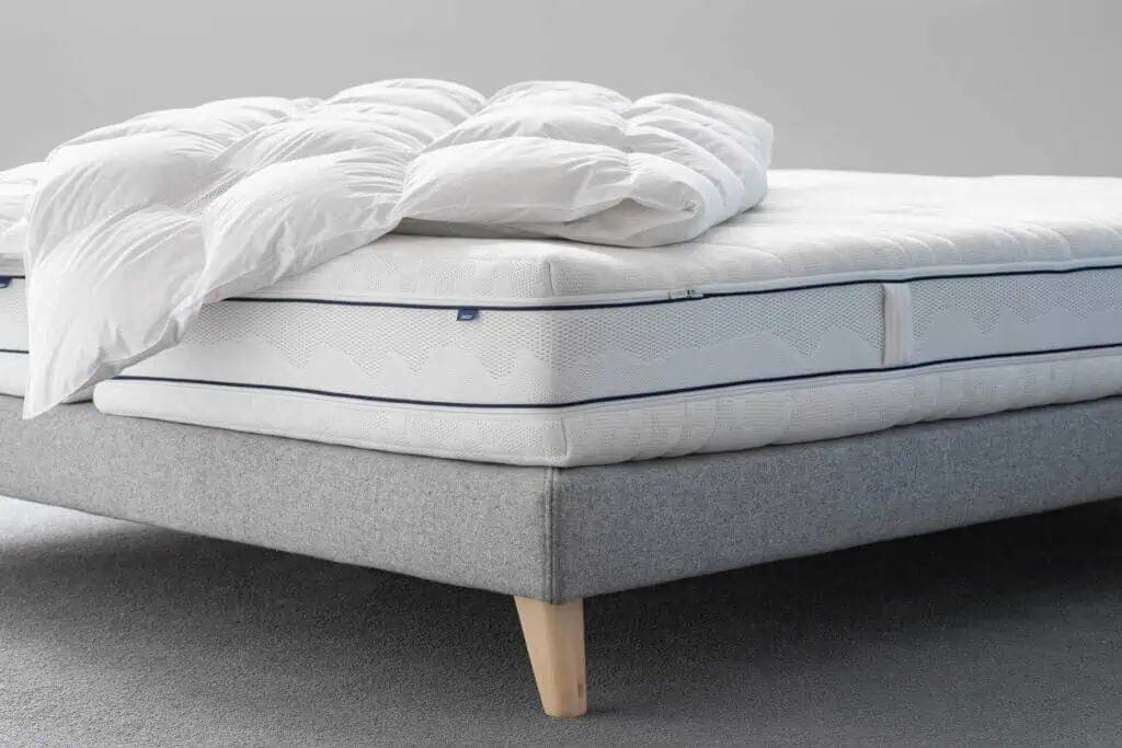 BICO Matratze Climaluxe h1241 auf Bettgestell mit Duvet