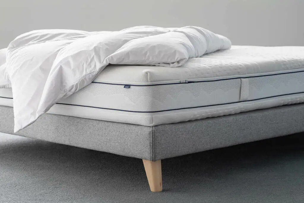 BICO Matratze Vitaclass h1228 auf Bettgestell mit Duvet