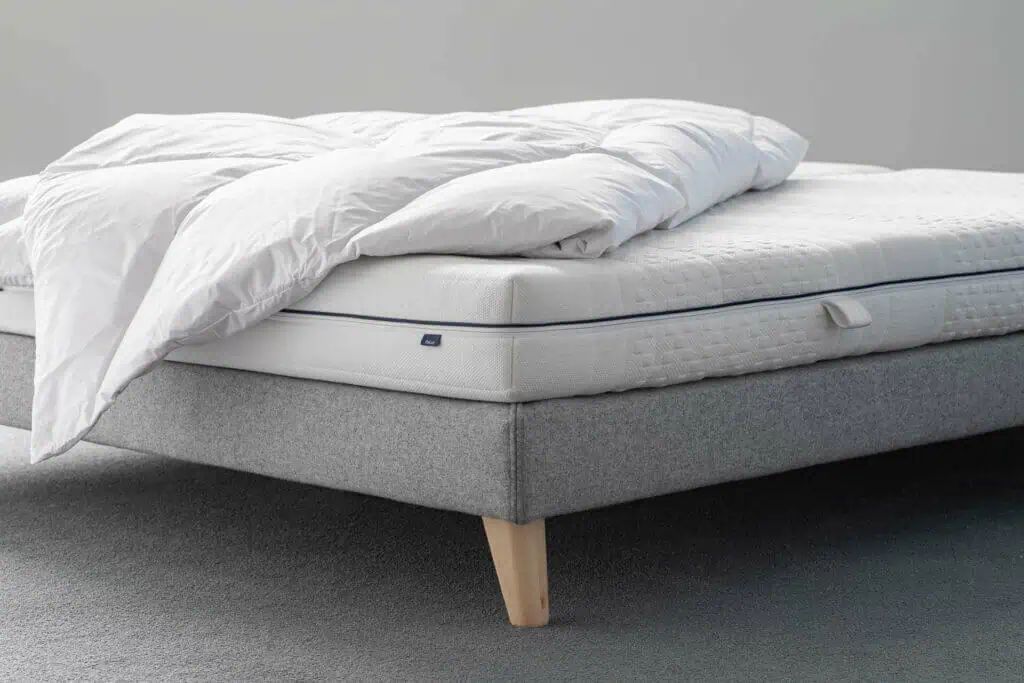 BICO Matratze Vitafeel h1225 auf Bettgestell mit Duvet