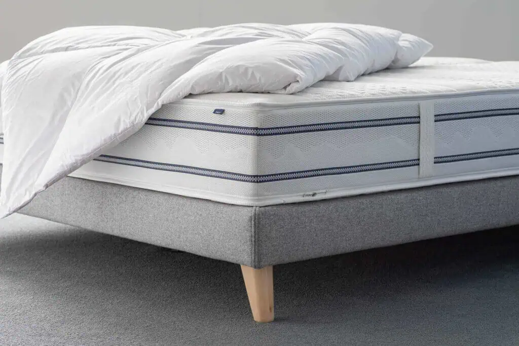 BICO Matratze Vitaluxe h1234 auf Bettgestell mit Duvet eingerichtet