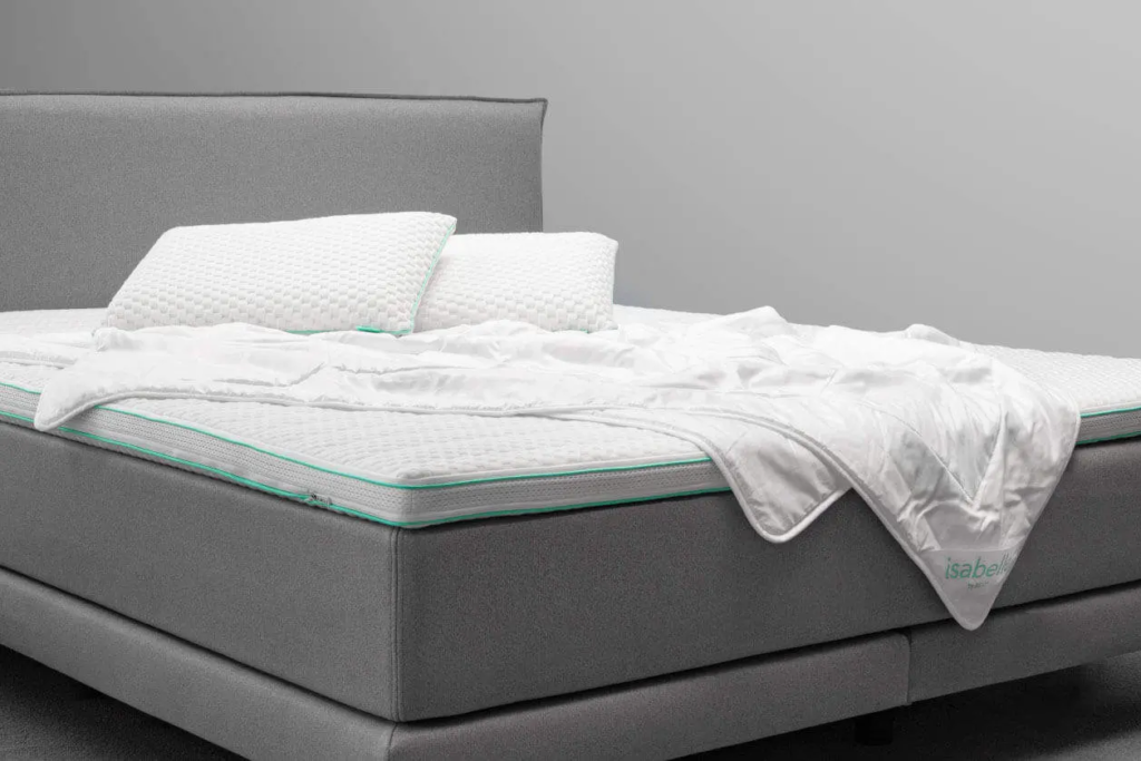 Isabelle by BICO Duvet im Bett eingerichtet mit Kissen und Topper fuer ein geruhsame Nacht