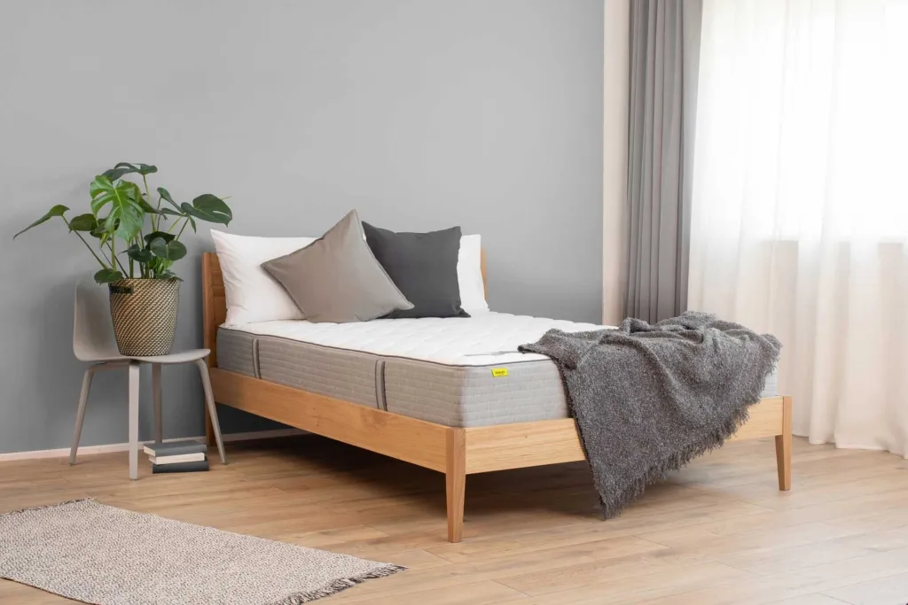 Basics by Bico Matratze Modell 03 h1050 im Schlafzimmer mit Bett ausgestellt mit Kissen und Decke
