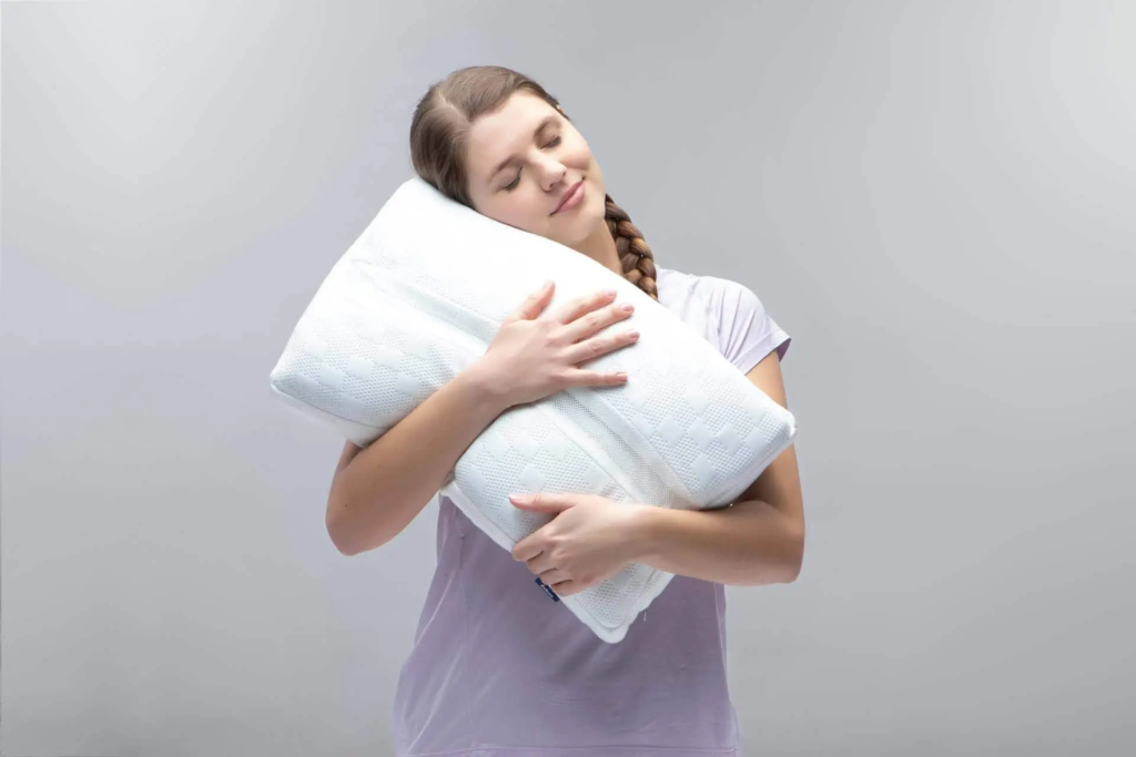 Selection by Bico Kissen ClimaFlow Frau stehend mit Kissen anschmiegsam