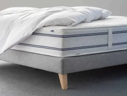 BICO Matratze Vitaluxe h1234 auf Bettgestell mit Duvet eingerichtet